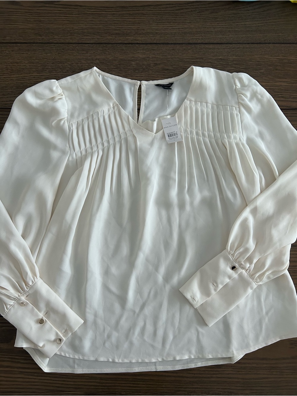 NWT Ann Taylor Cream Pintuck V-Neck Peasant Blouse